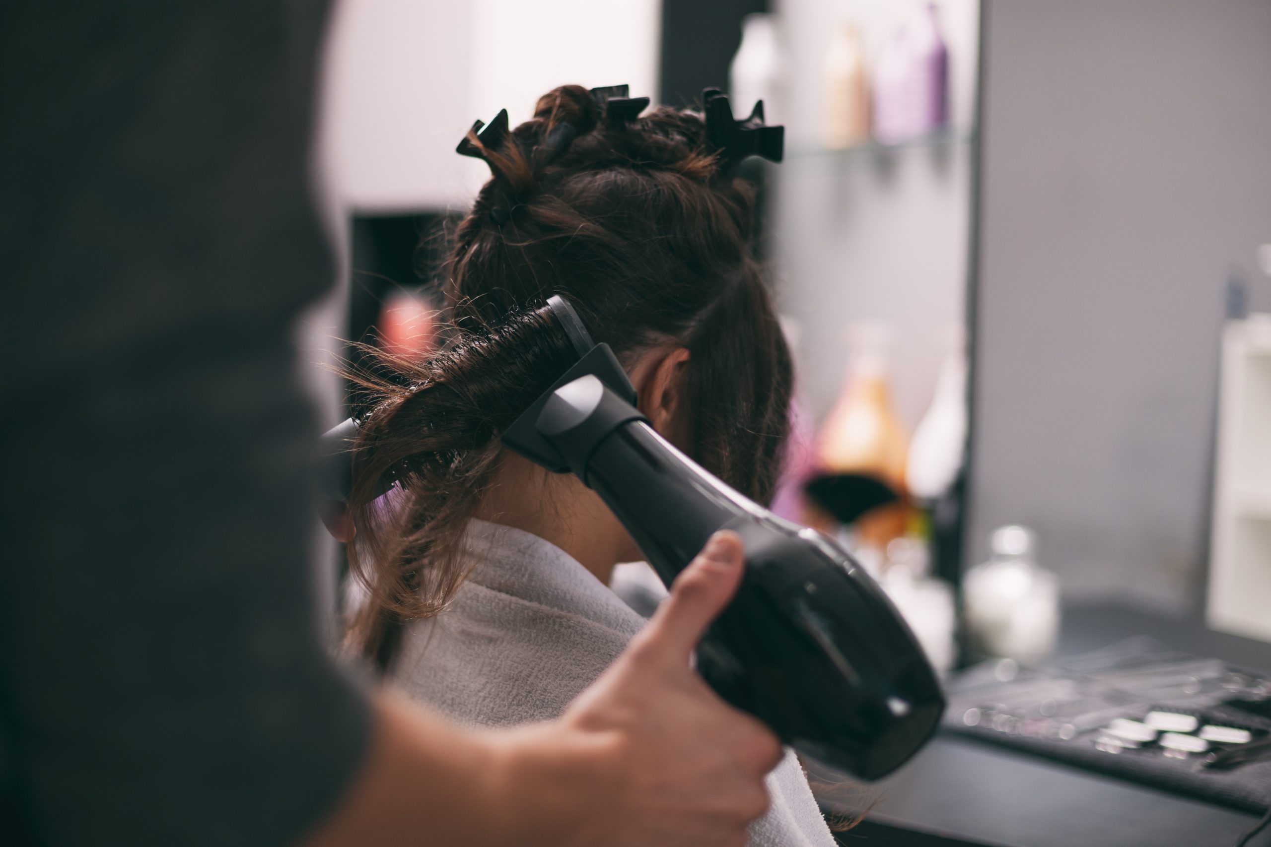 Friseur Augustin in Gelsenkirchen-Frau mit braunen Haaren werden die Haare geföhnt