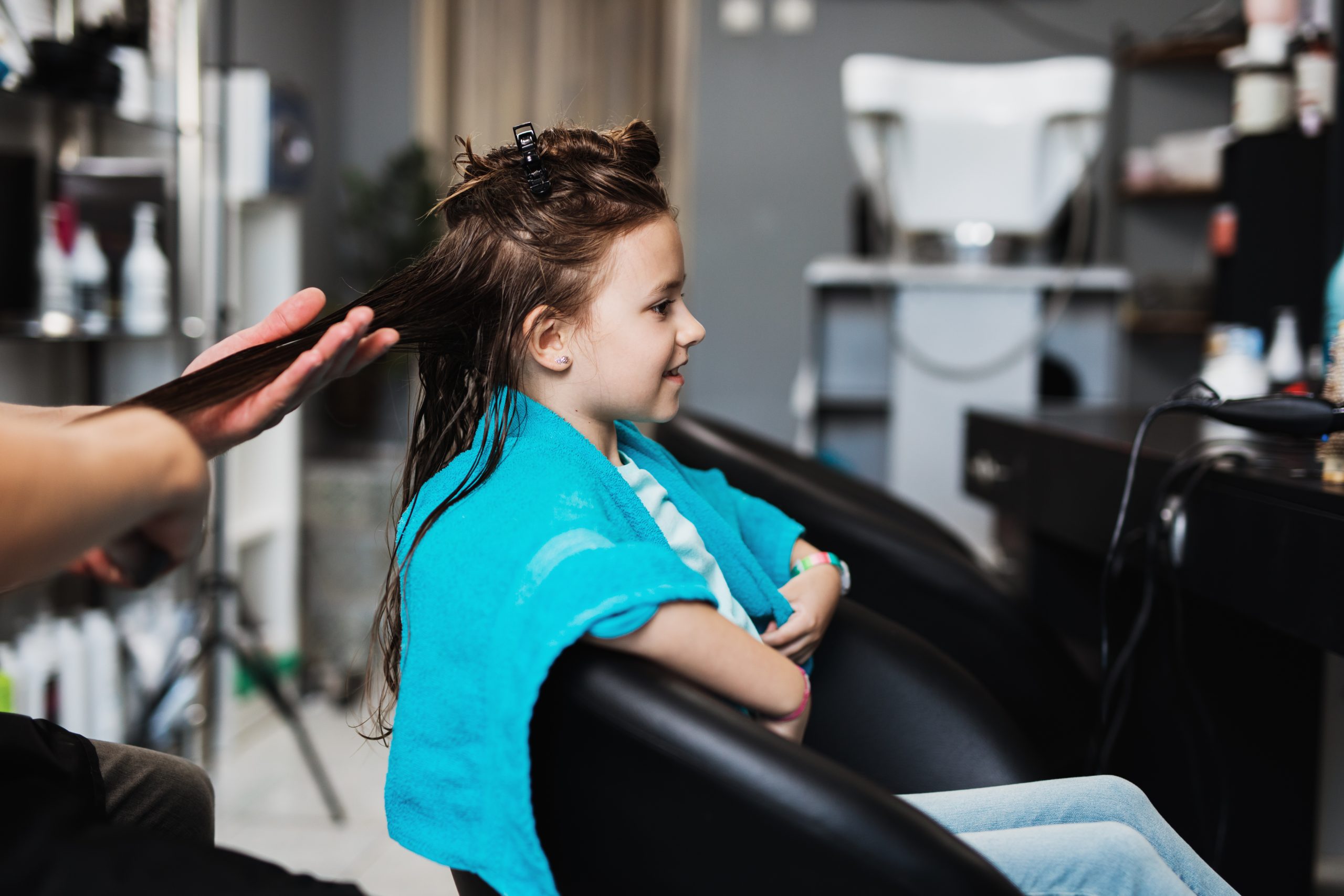 Friseur Augustin in Gelsenkirchen-Schneiden von langen Haare eines Mädchens