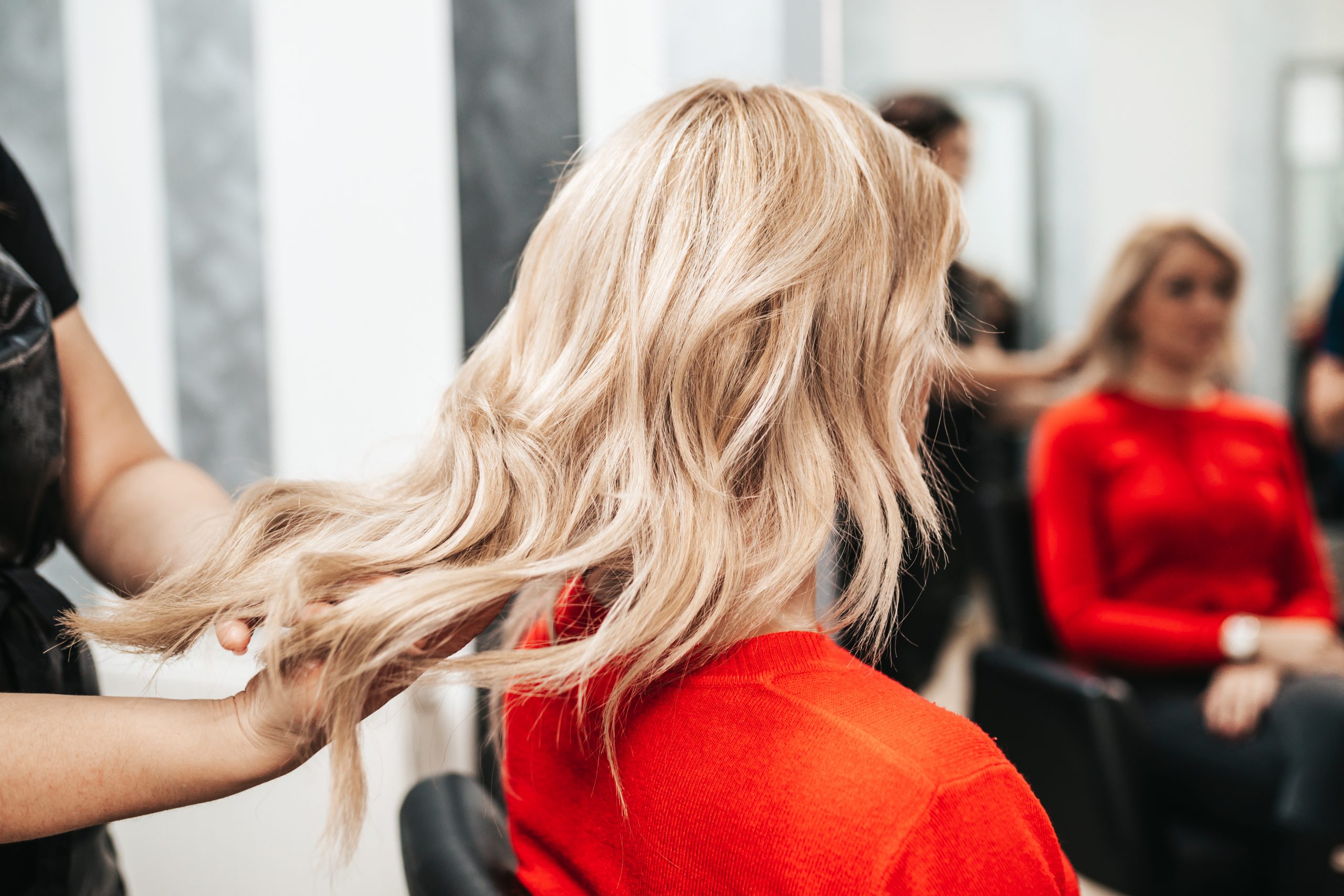 Friseur Augustin in Gelsenkirchen-Blonde Langhaarfrisur mit Wellen