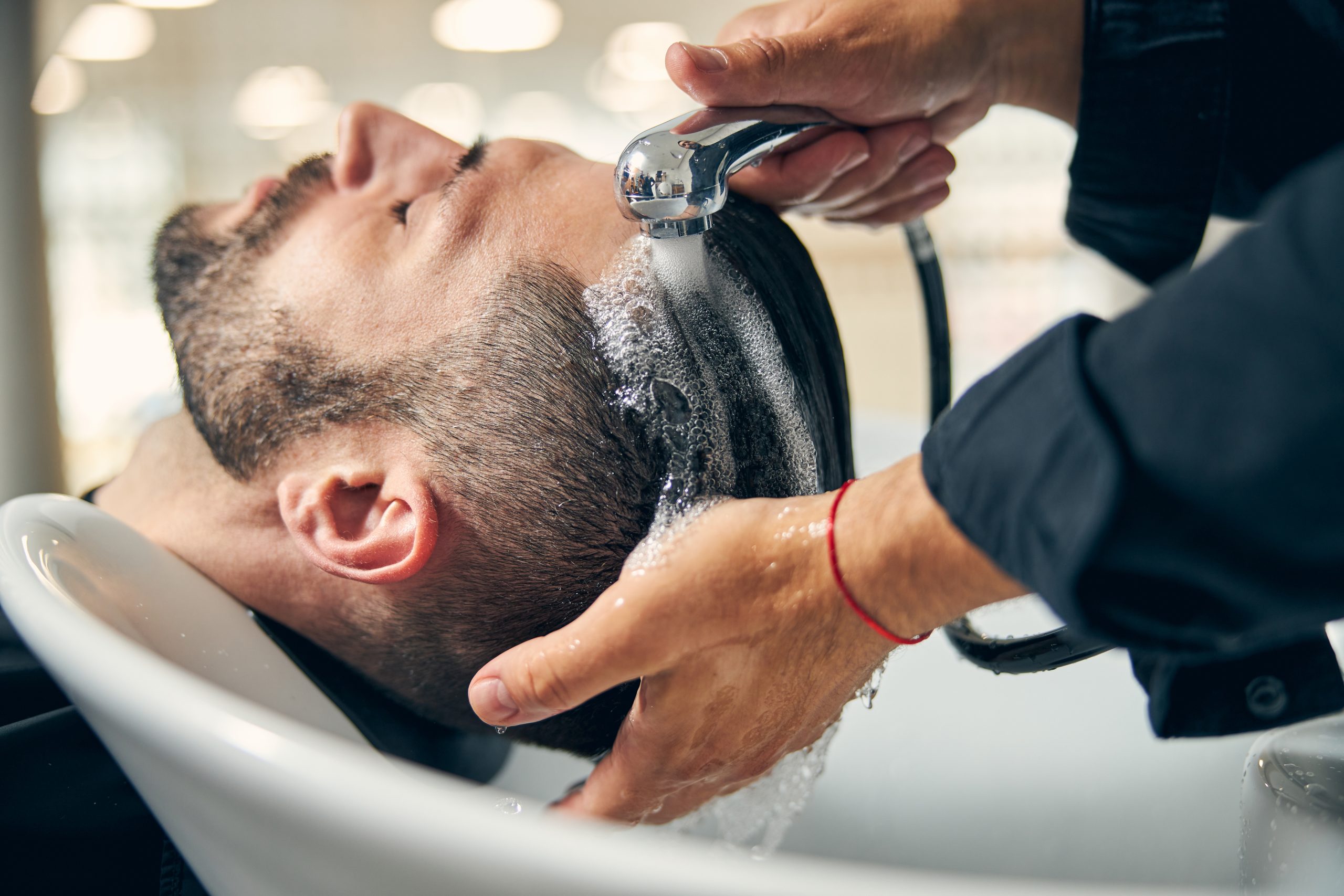 Friseur Augustin in Gelsenkirchen-Mann wird die Haare gewaschen