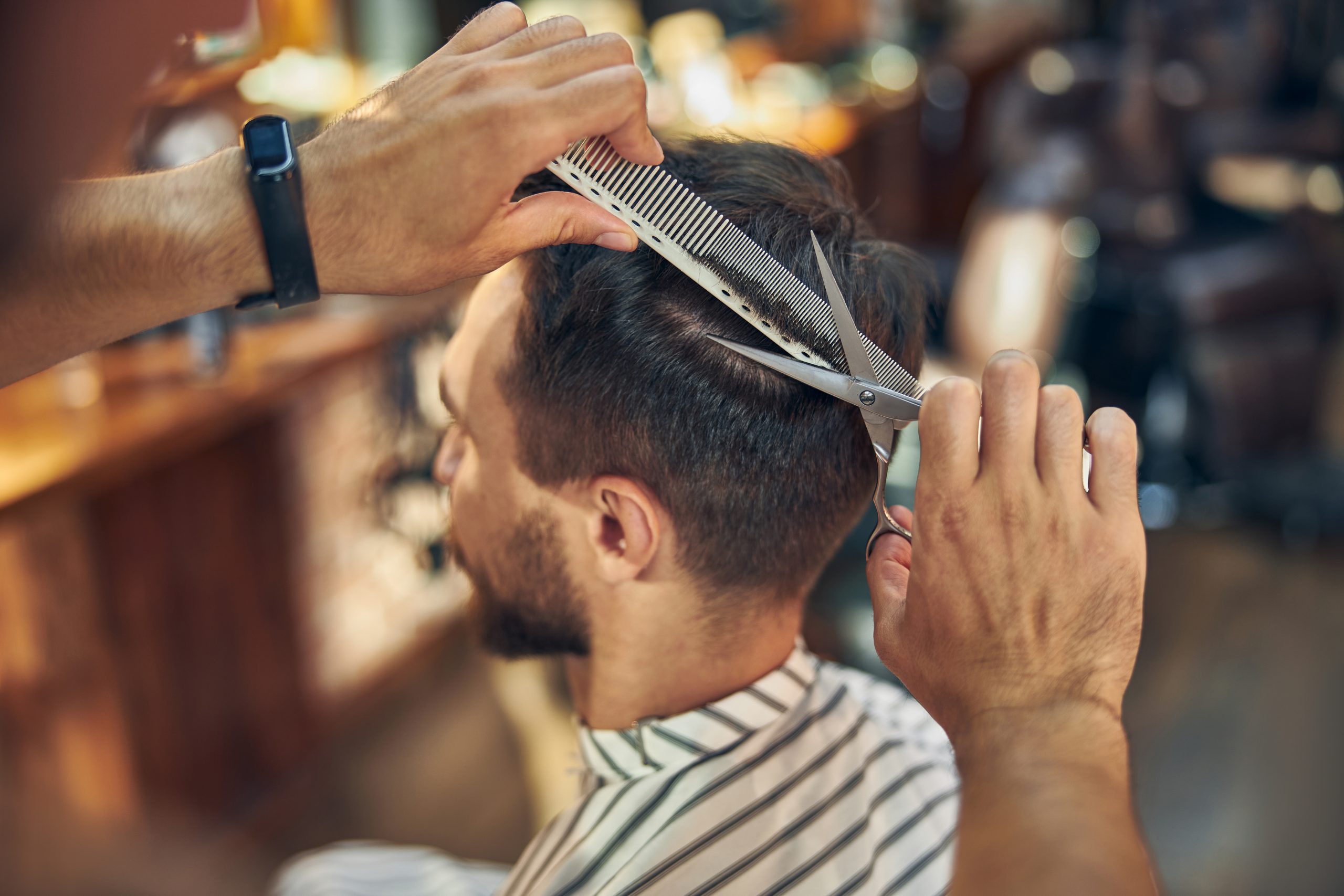 Friseur Augustin in Gelsenkirchen-Schneiden einer Kurzhaarfrisur mit der Schere an einem Mann