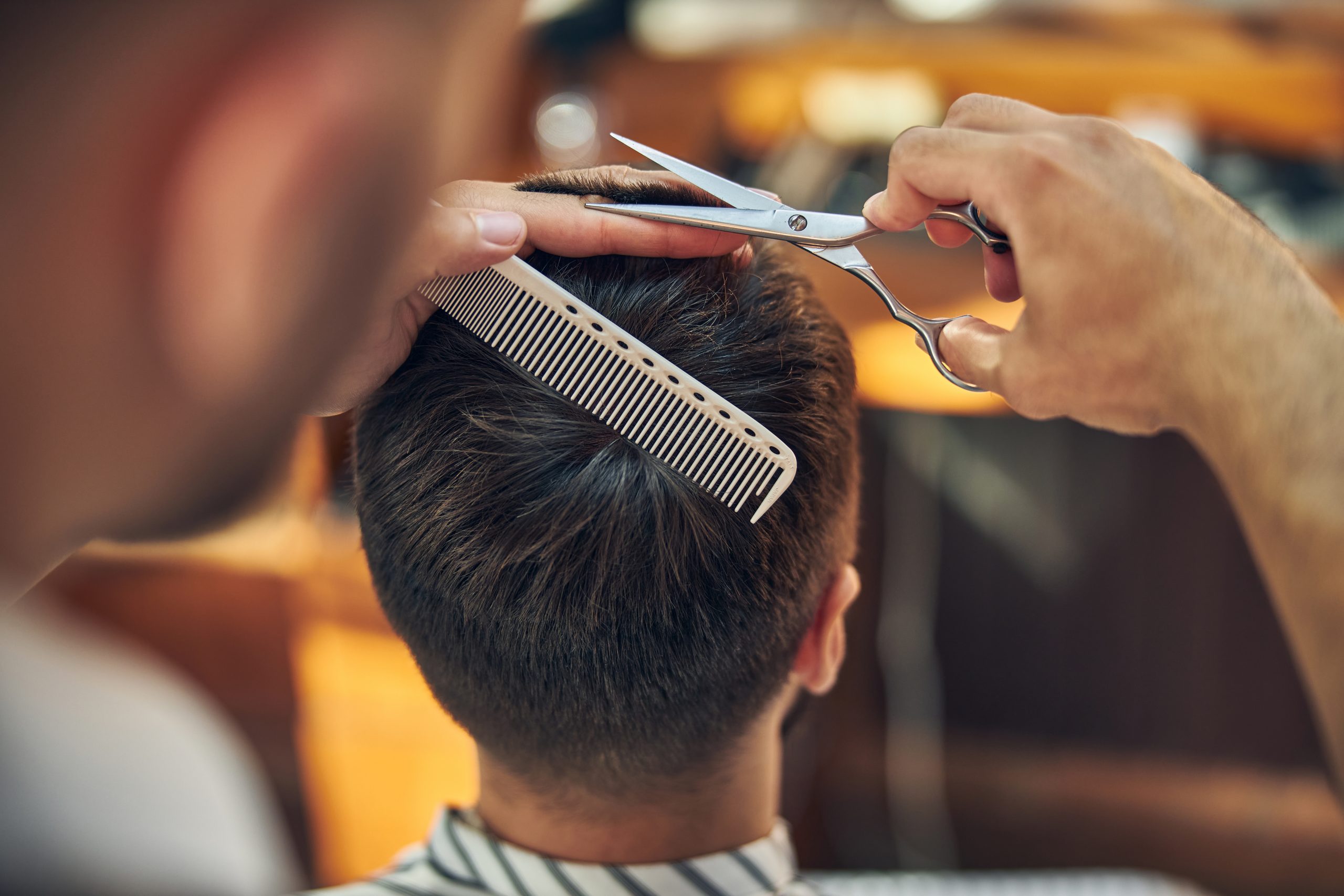 Friseur Augustin in Gelsenkirchen-Schneiden einer Kurzhaarfrisur mit der Schere an einem Mann