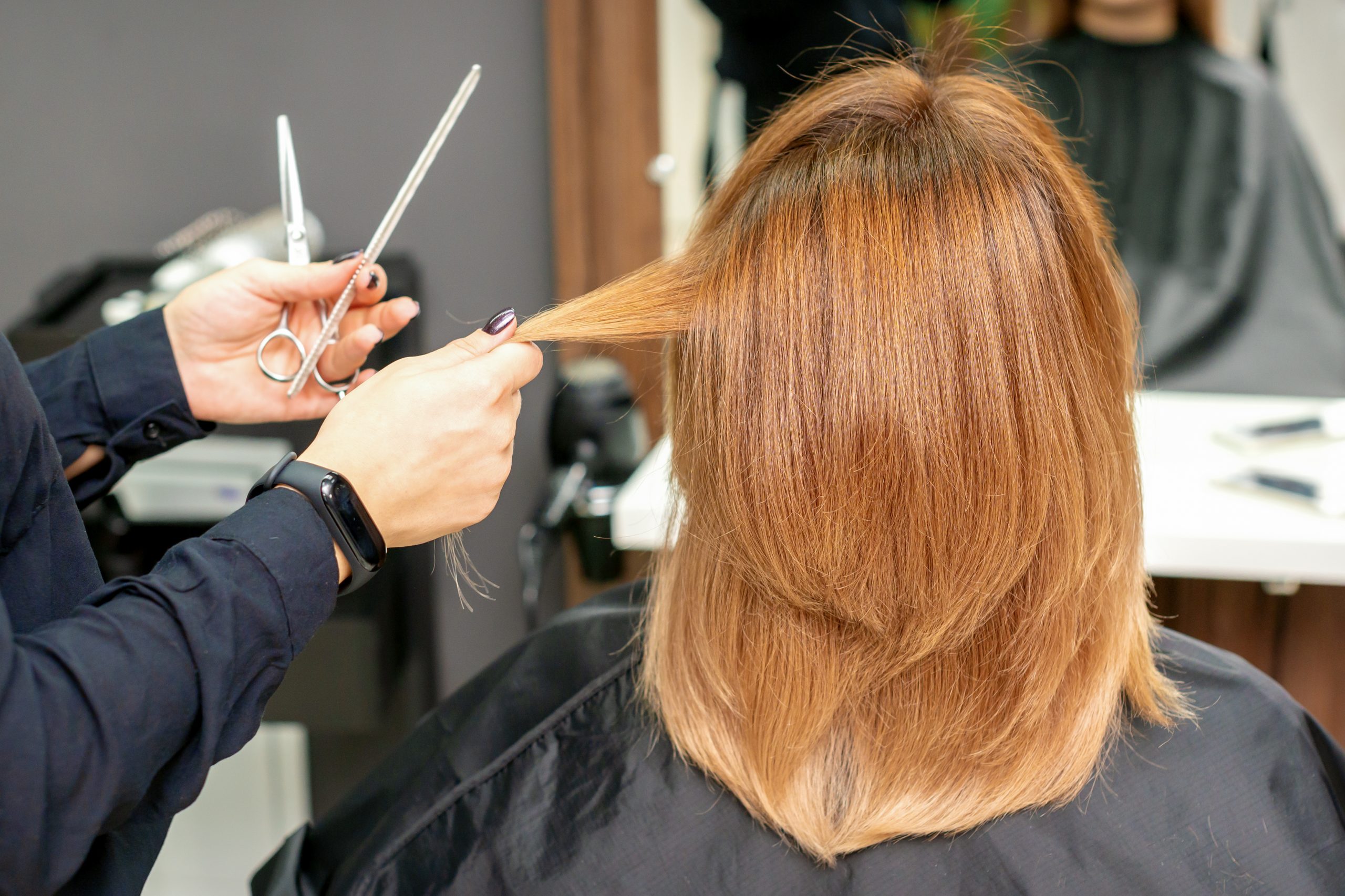 Friseur Augustin in Gelsenkirchen-Stufenschnitt mit Schere an hellbraunen Haaren