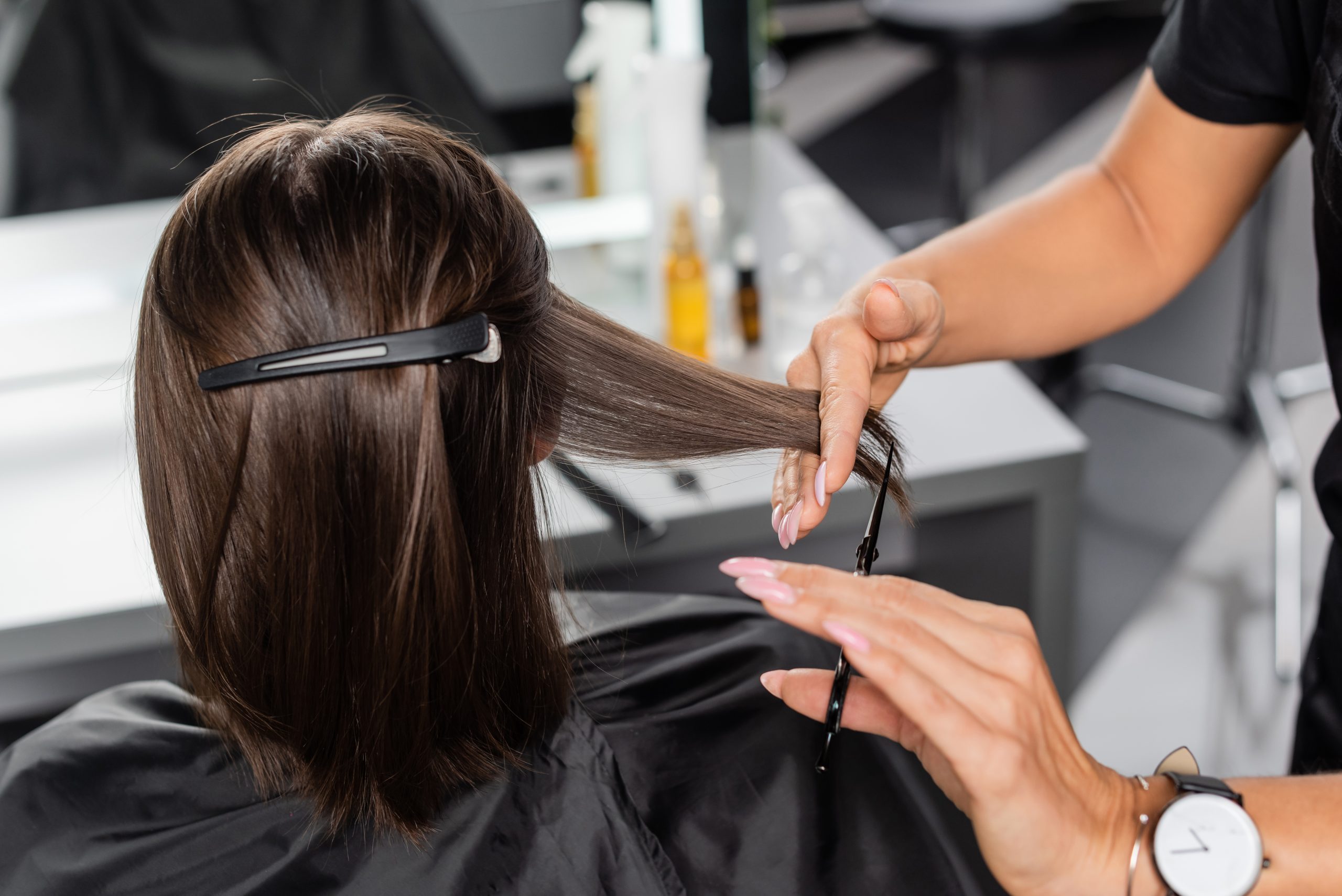 Friseur Augustin in Gelsenkirchen-Schneiden von mittellangen Haaren eines Mädchens